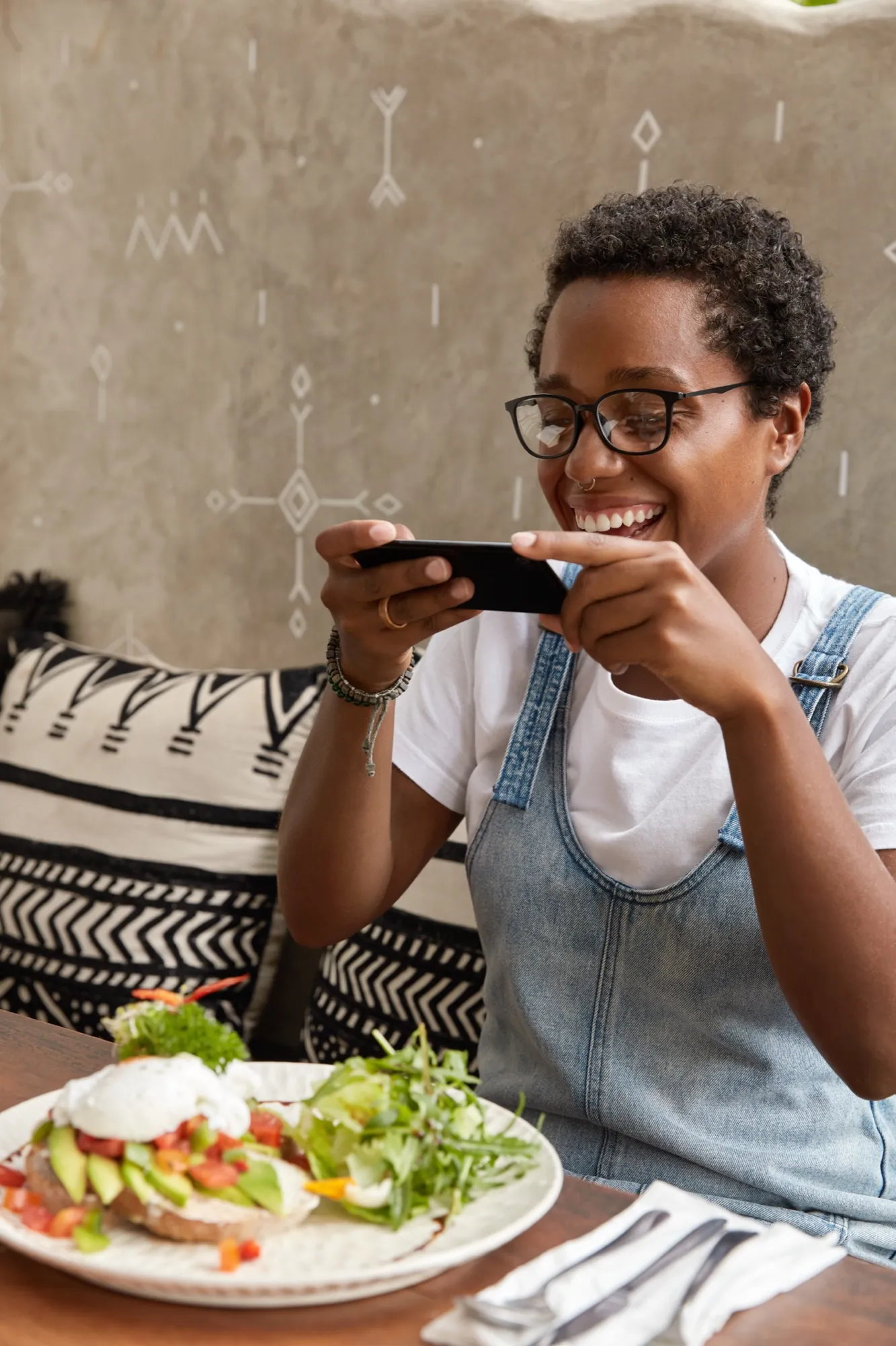 Jovem feliz com comida saudável