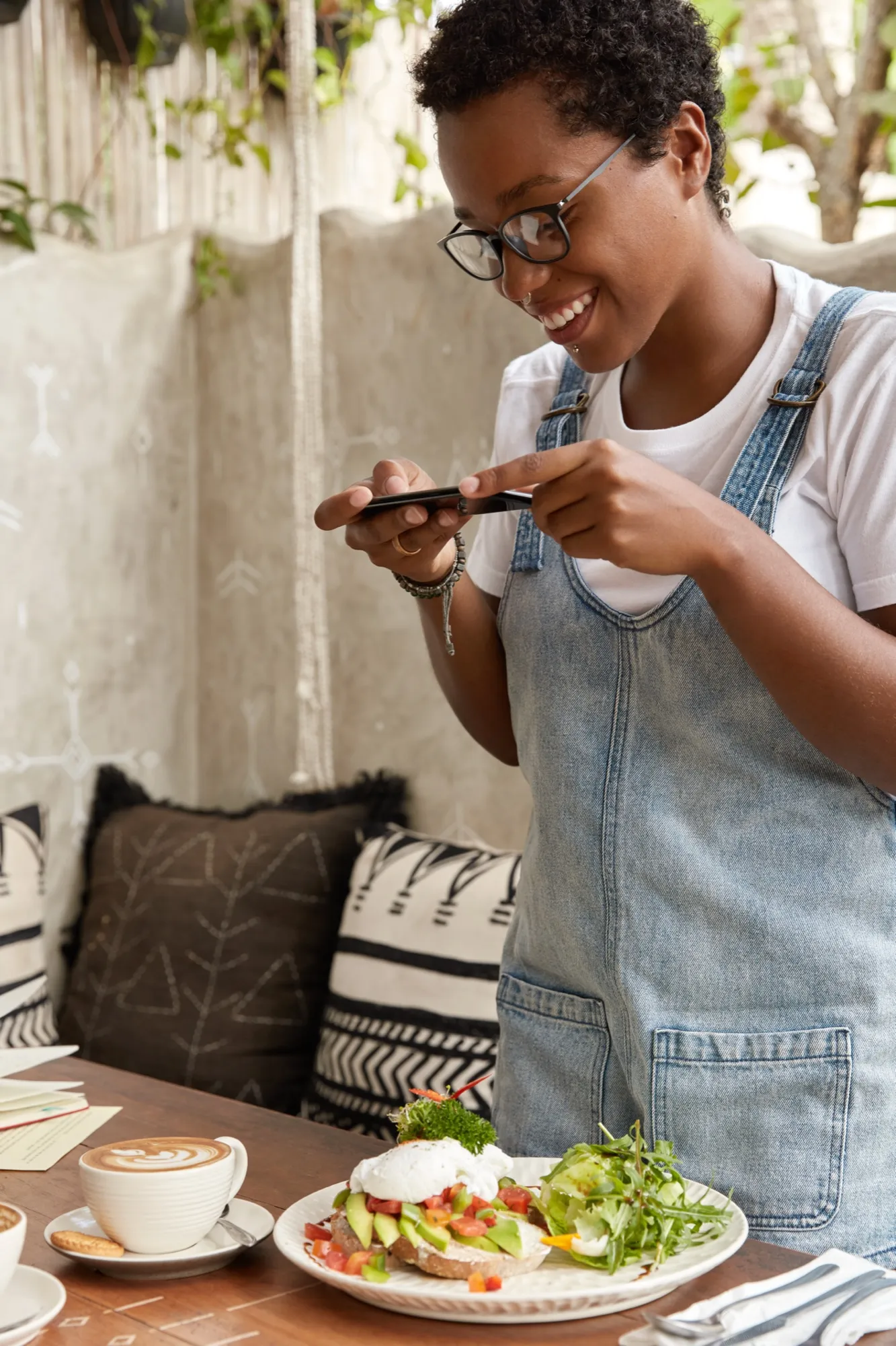 Mulher feliz com alimentação saudável