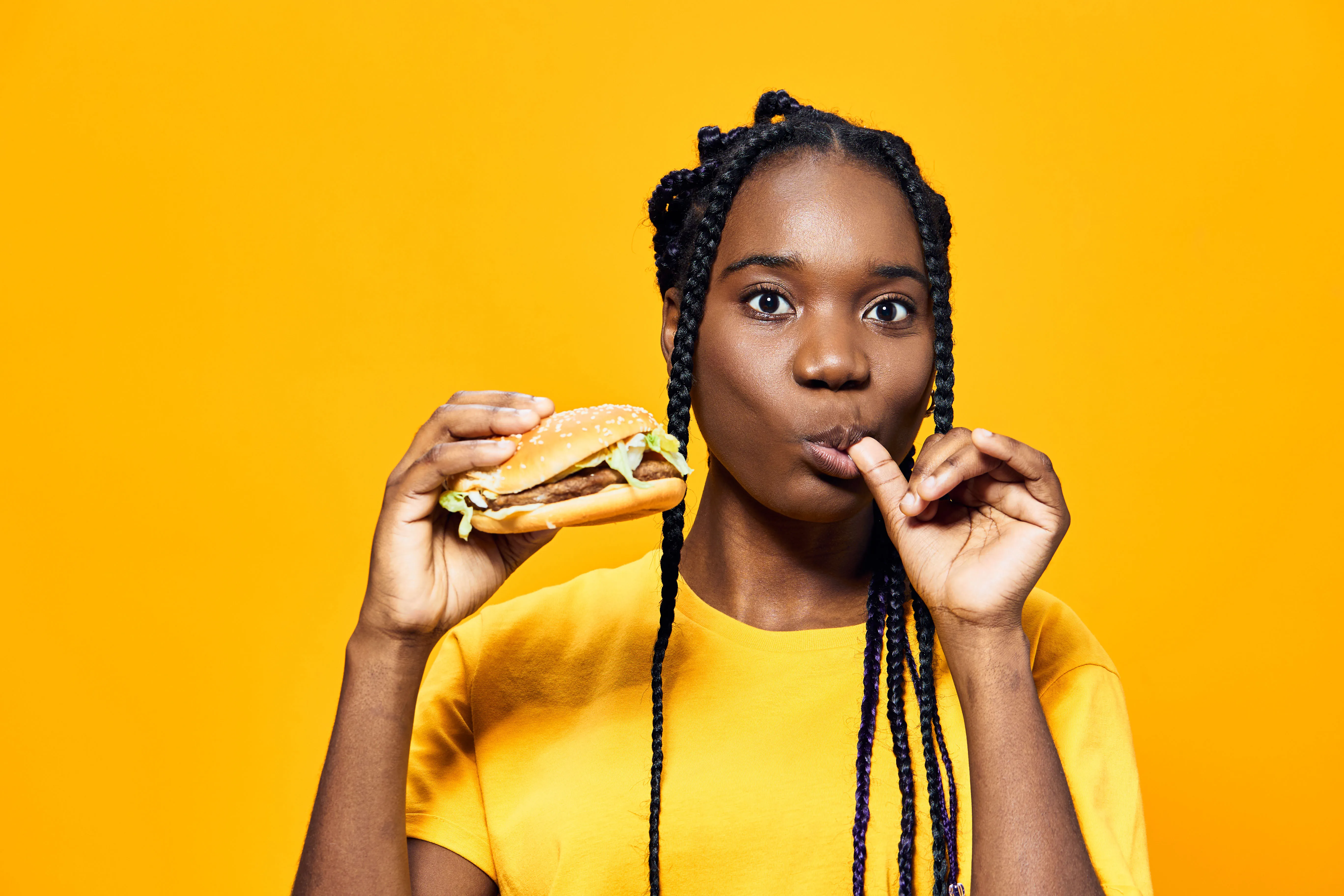 Jovem mulher a desfrutar de uma refeição saudável